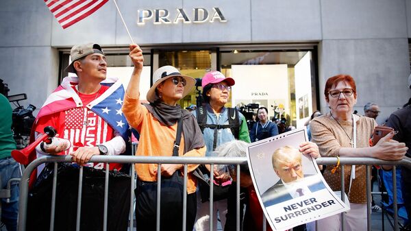 Сторонники Дональда Трампа возле Башни Трампа в Нью-Йорке. 31 мая 2024