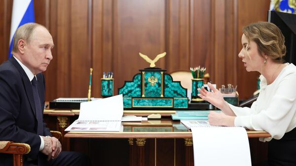 Президент РФ Владимир Путин и уполномоченный по правам ребенка Мария Львова-Белова во время встречи. 31 мая 2024