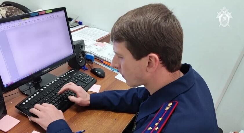 Сотрудник СК во время работы по делу Виталия Манишина Сотрудник СК во время работы по делу Виталия Манишина - РИА Новости, 1920, 15.08.2025