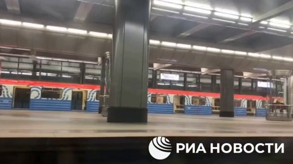 Обстановка на станциях Сокольнической линии метро, где остановлено движение на участке из-за технической неисправности