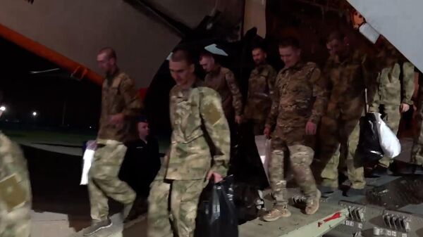 Прибытие самолета с российскими военнослужащими, возвращенных из украинского плена