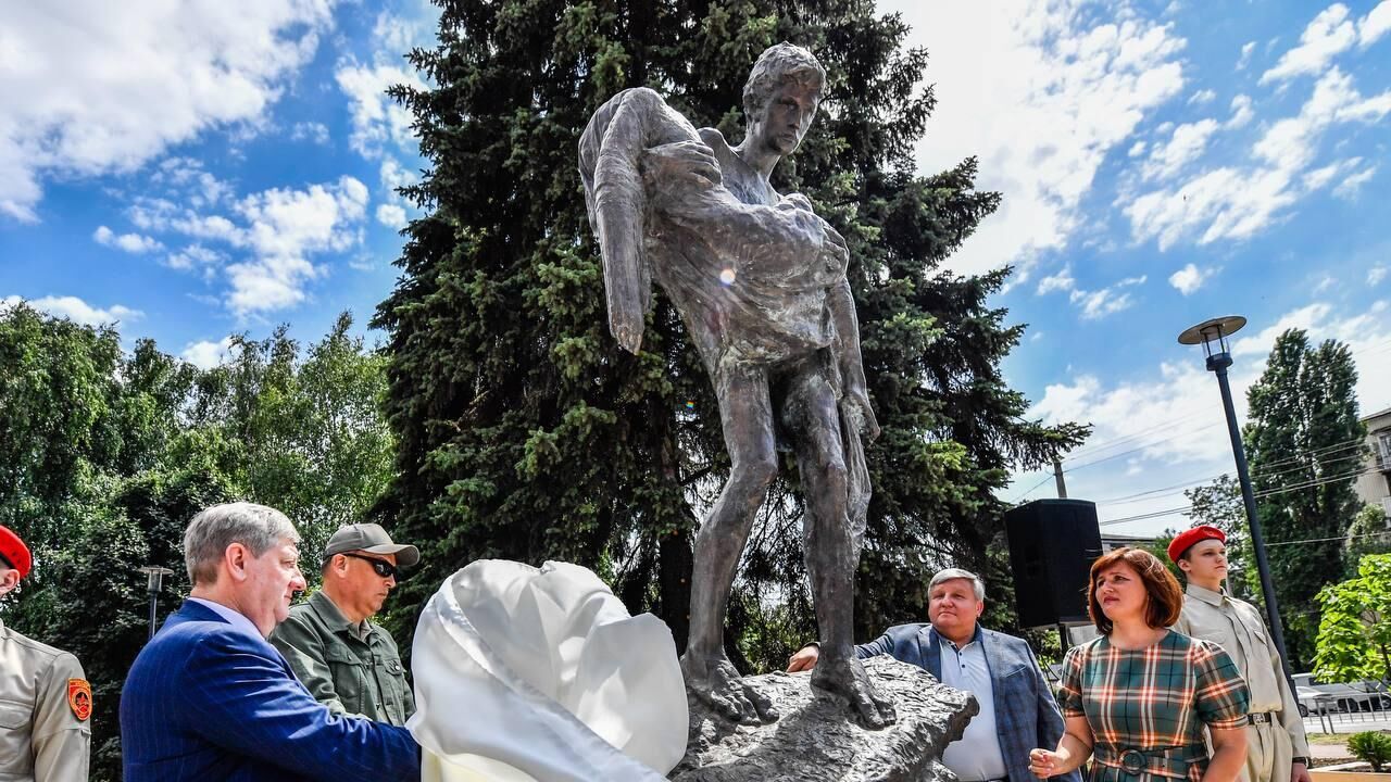 Памятник погибшим детям Донбасса открыли в городе Енакиево в ДНР - РИА  Новости, 03.06.2024