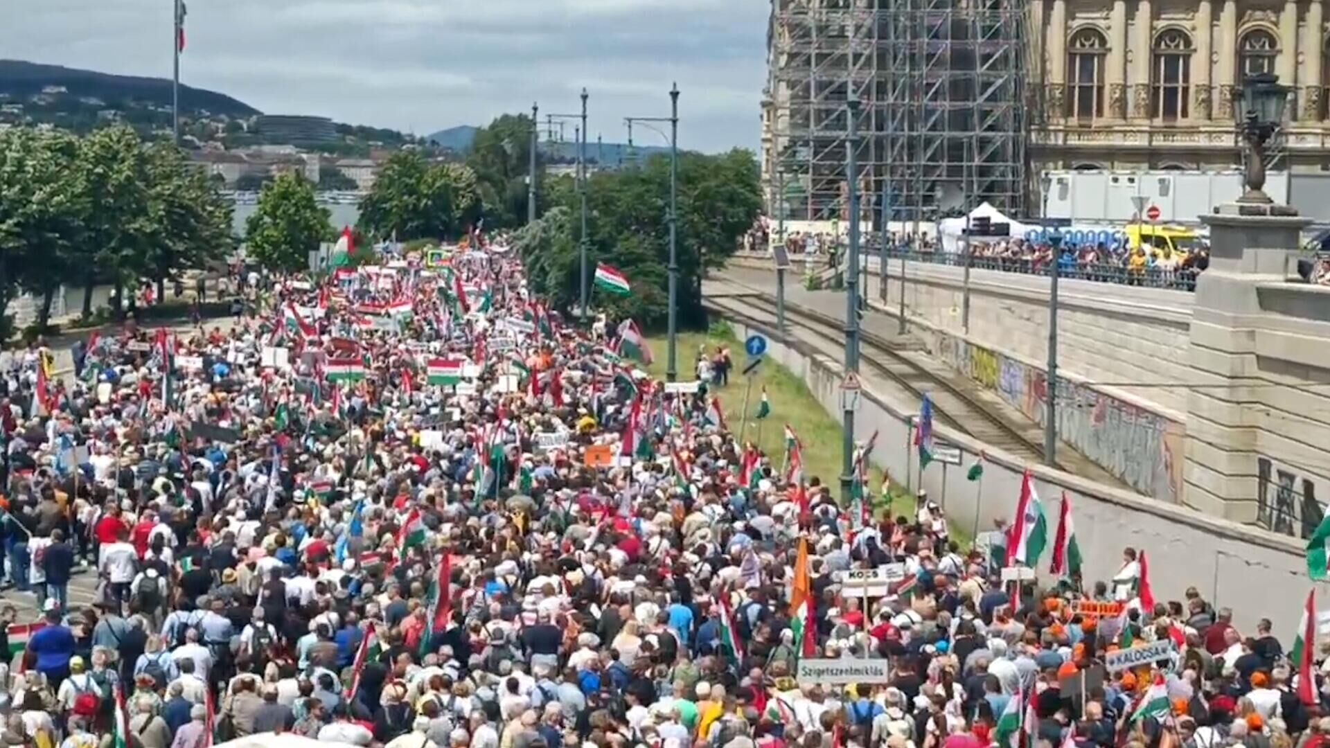  Акция Марш мира в Будапеште против вовлечения Венгрии в конфликт на Украине - РИА Новости, 1920, 01.06.2024