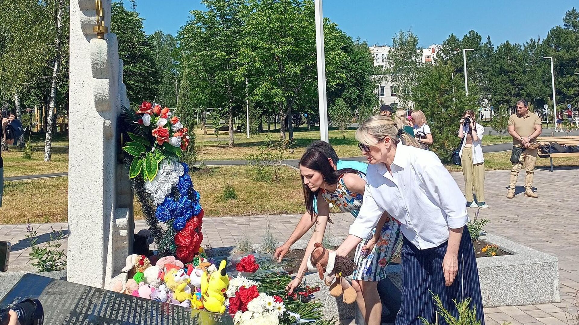 Жители ЛНР возлагают цветы к памятнику погибшим детям в парке Щорса в Луганске - РИА Новости, 1920, 01.06.2024