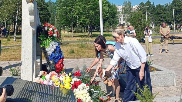 Жители ЛНР возлагают цветы к памятнику погибшим детям в парке Щорса в Луганске