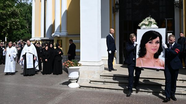 Вынос гроба с телом заслуженной артистки России Анастасии Заворотнюк на церемонии прощания в Покровском монастыре в Москве