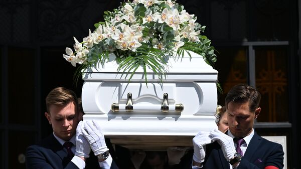 Вынос гроба с телом заслуженной артистки РФ Анастасии Заворотнюк на церемонии прощания в Покровском монастыре в Москве, 1 июня 2024 года