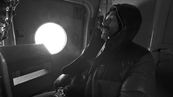 Руководитель высокоширотной экспедиции на атомном ледоколе Сибирь Артур Чилингаров в минуты отдыха