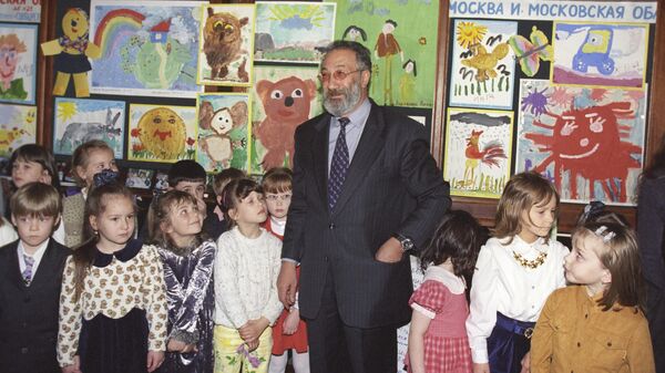 Артур Чилингаров на открытии выставки детских рисунков, посвященной Международному Дню защиты детей