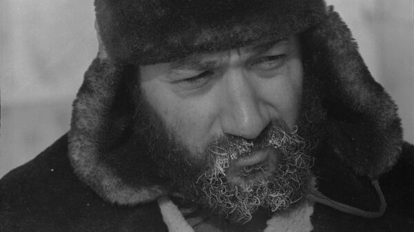 Начальник научно-исследовательской дрейфующей станции Северный полюс-19 в Северном Ледовитом океане Артур Чилингаров