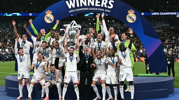 Футболисты Реала с трофеем Лиги чемпионов УЕФА