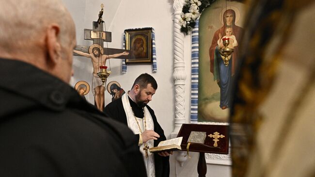 Верующие во время богослужения в храме ПЦУ