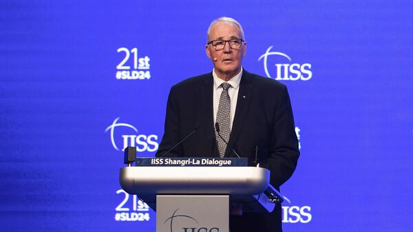 Министр обороны Канады Билл Блэр выступает во время 21-го саммита Диалог Шангри-Ла в Сингапуре
