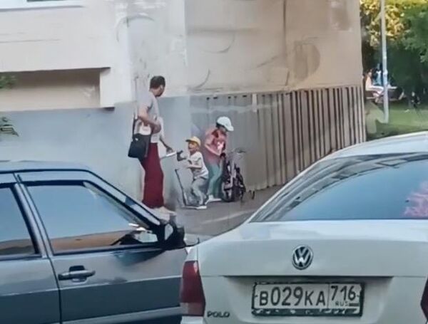 Мужчина ударил ребёнка, который врезался в него на самокате в Набережных Челнах 