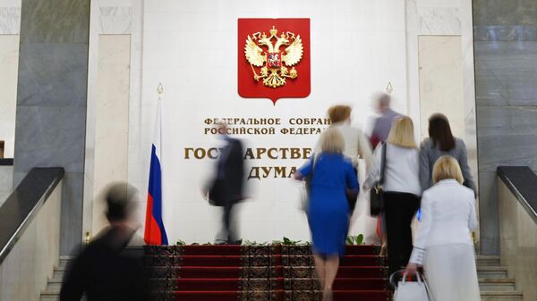 Депутаты в холле перед началом пленарного заседания Государственной думы