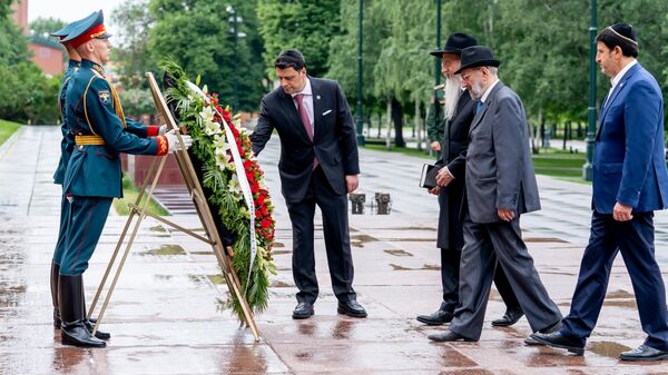 Раввины возложили венок к Могиле Неизвестного солдата в Москве