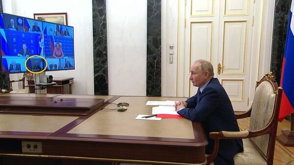 Президент России Владимир Путин проводит совещание с постоянными членами Совета безопасности России в режиме видеоконференции