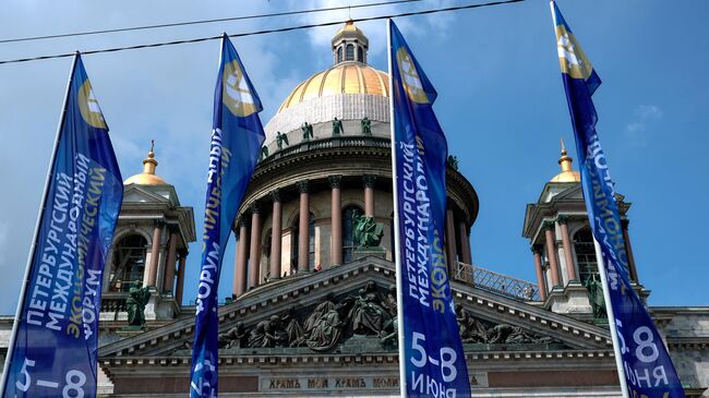 Флаги с символикой Петербургского международного экономического форума на Исаакиевской площади в Санкт-Петербурге