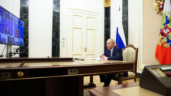 Президент РФ Владимир Путин в режиме видеоконференции проводит совещание с постоянными членами Совета безопасности РФ