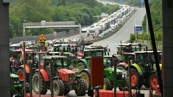 Фермеры из Испании и Франции заблокировали пограничный переезд между странами