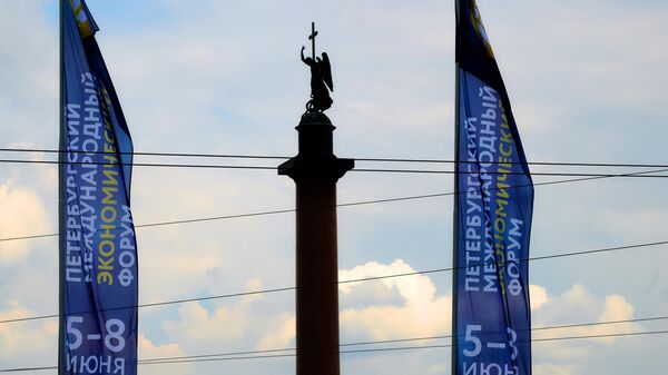 Флаги с символикой Петербургского международного экономического форума на Дворцовой в Санкт-Петербурге