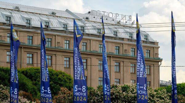 Флаги с символикой Петербургского международного экономического форума на Исаакиевской площади в Санкт-Петербурге