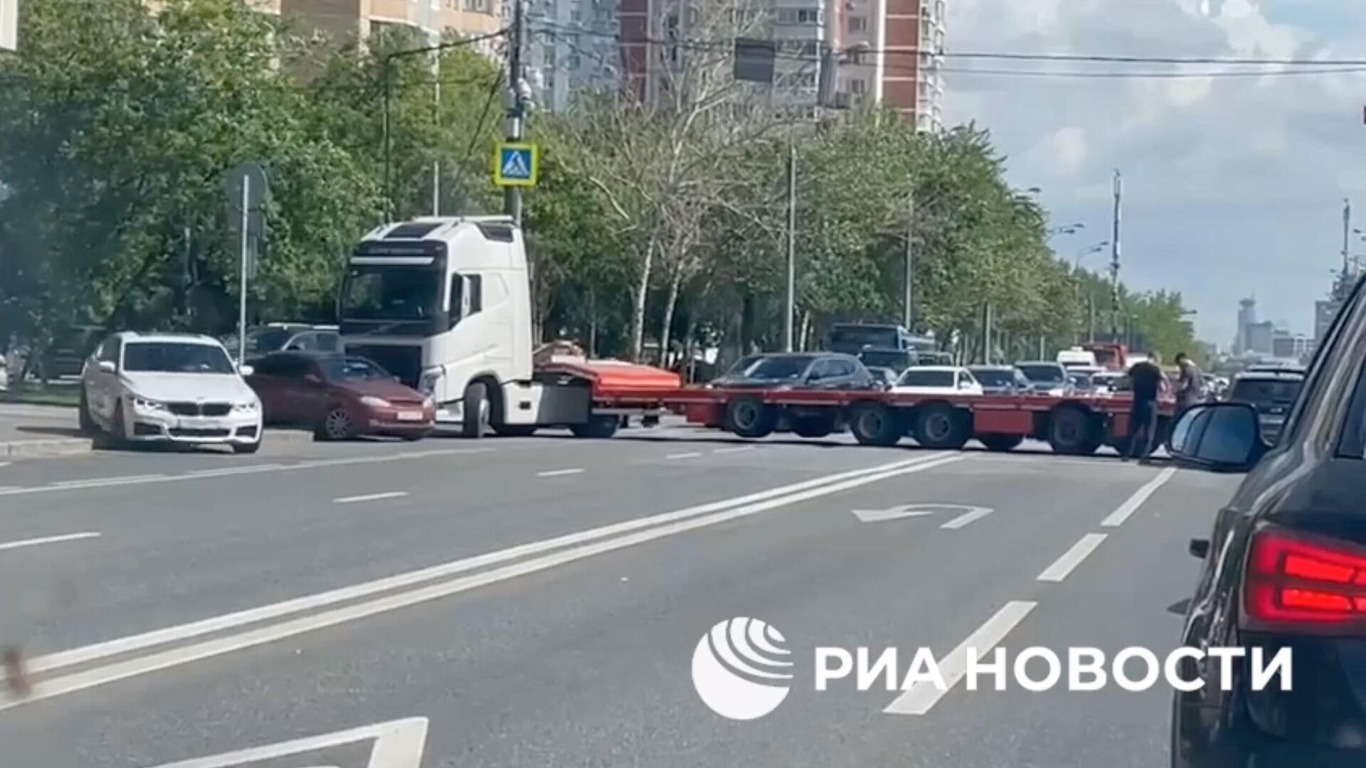 На месте ДТП на Севастопольском проспекте в Москве. Кадр видео - РИА Новости, 1920, 04.06.2024