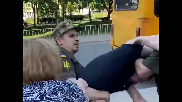 Военкомы в Днепропетровске пытаются силой затолкать мужчину в фургон
