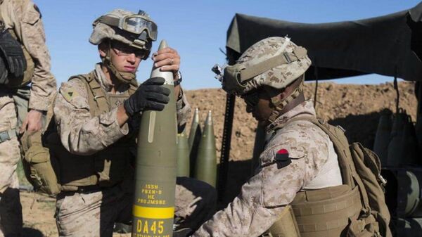 Американские военнослужащие с высокоточным управляемым снарядом M982 Excalibur