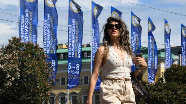 Баннеры с символикой Петербургского международного экономического форума на Исаакиевской площади в Санкт-Петербурге
