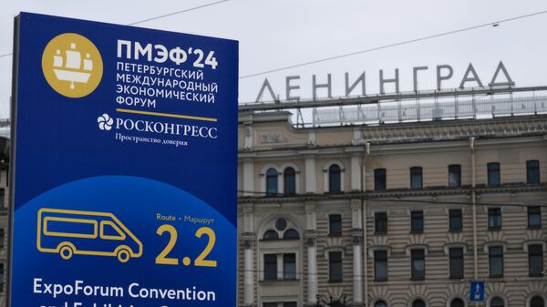 Информационный баннер с символикой Петербургского международного экономического форума на площади Восстания в Санкт-Петербурге