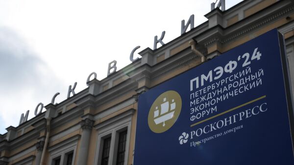 Информационный баннер с символикой Петербургского международного экономического форума у Московского вокзала на площади Восстания в Санкт-Петербурге