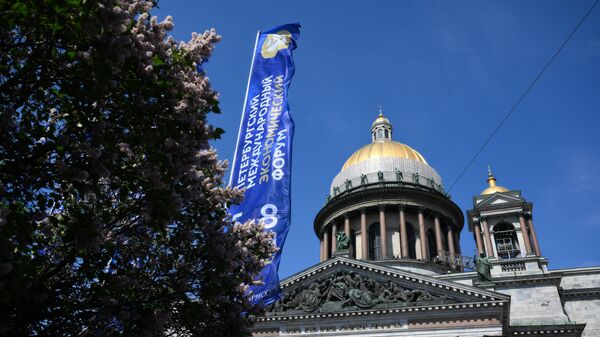 Информационный баннер с символикой Петербургского международного экономического форума на Исаакиевской площади в Санкт-Петербурге