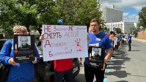 Активисты Молодой Гвардии Единой России  и Волонтерской Роты во время акции у посольства США