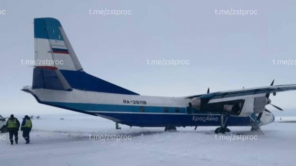 Самолет Ан-26 авиакомпании КрасАвиа выкатился за пределы взлетно-посадочной полосы в аэропорту Диксон