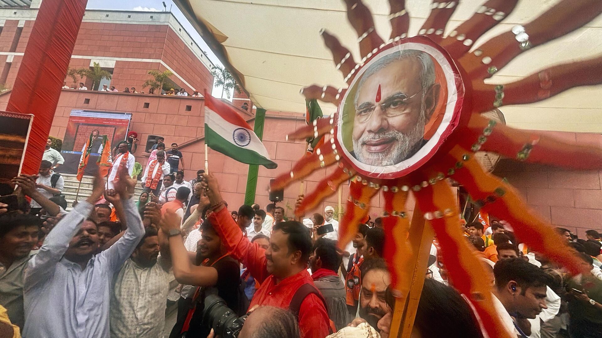 Сторонники Индийской народной партией празднуют победу на национальных выборах в парламент Индии в Нью-Дели. 4 июня 2024 - РИА Новости, 1920, 04.06.2024