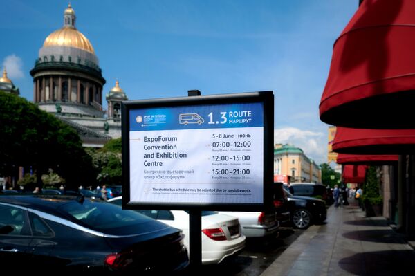 Расписание автобусы-шаттлов Петербургского международного экономического форума (ПМЭФ) на Исаакиевской площади в Санкт-Петербурге