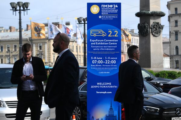Информационный баннер с символикой Петербургского международного экономического форума (ПМЭФ) у Московского вокзала на площади Восстания в Санкт-Петербурге