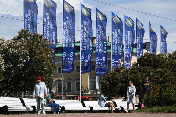Информационные баннеры с символикой Петербургского международного экономического форума (ПМЭФ) на Исаакиевской площади в Санкт-Петербурге