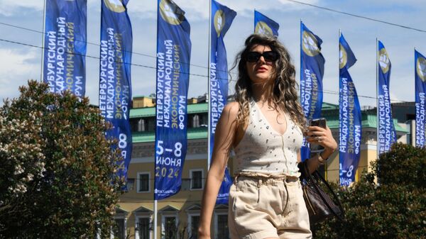 Баннеры с символикой Петербургского международного экономического форума (ПМЭФ) на Исаакиевской площади в Санкт-Петербурге