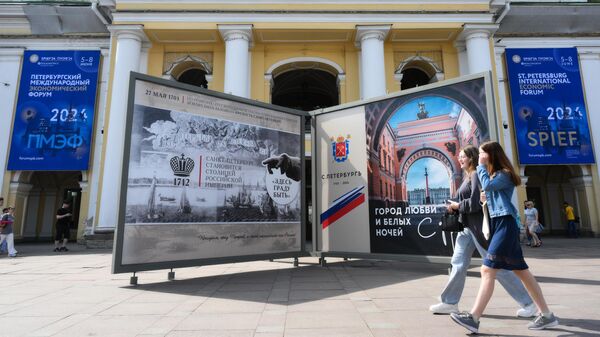 Информационные баннеры с символикой Петербургского международного экономического форума (ПМЭФ) на Невском проспекте в Санкт-Петербурге