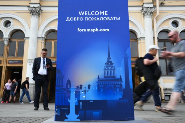 Информационный баннер Петербургского международного экономического форума (ПМЭФ) у Московского вокзала на площади Восстания в Санкт-Петербурге