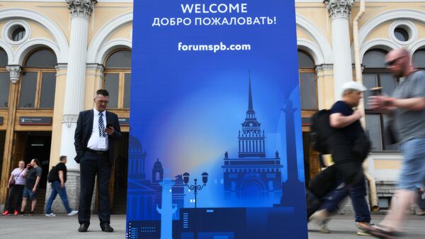 Информационный баннер Петербургского международного экономического форума (ПМЭФ) у Московского вокзала на площади Восстания в Санкт-Петербурге