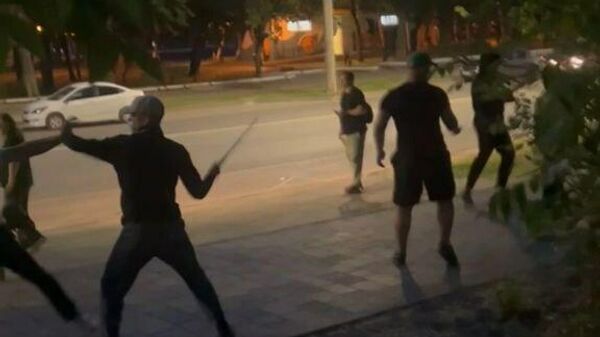 Кадр видео нападения на граждан в районе парка Гагарина в Самаре