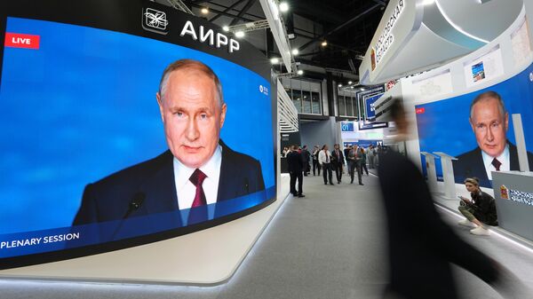 Трансляция выступления президента РФ Владимира Путина на пленарном заседании в конгрессно-выставочном центре Экспофорум