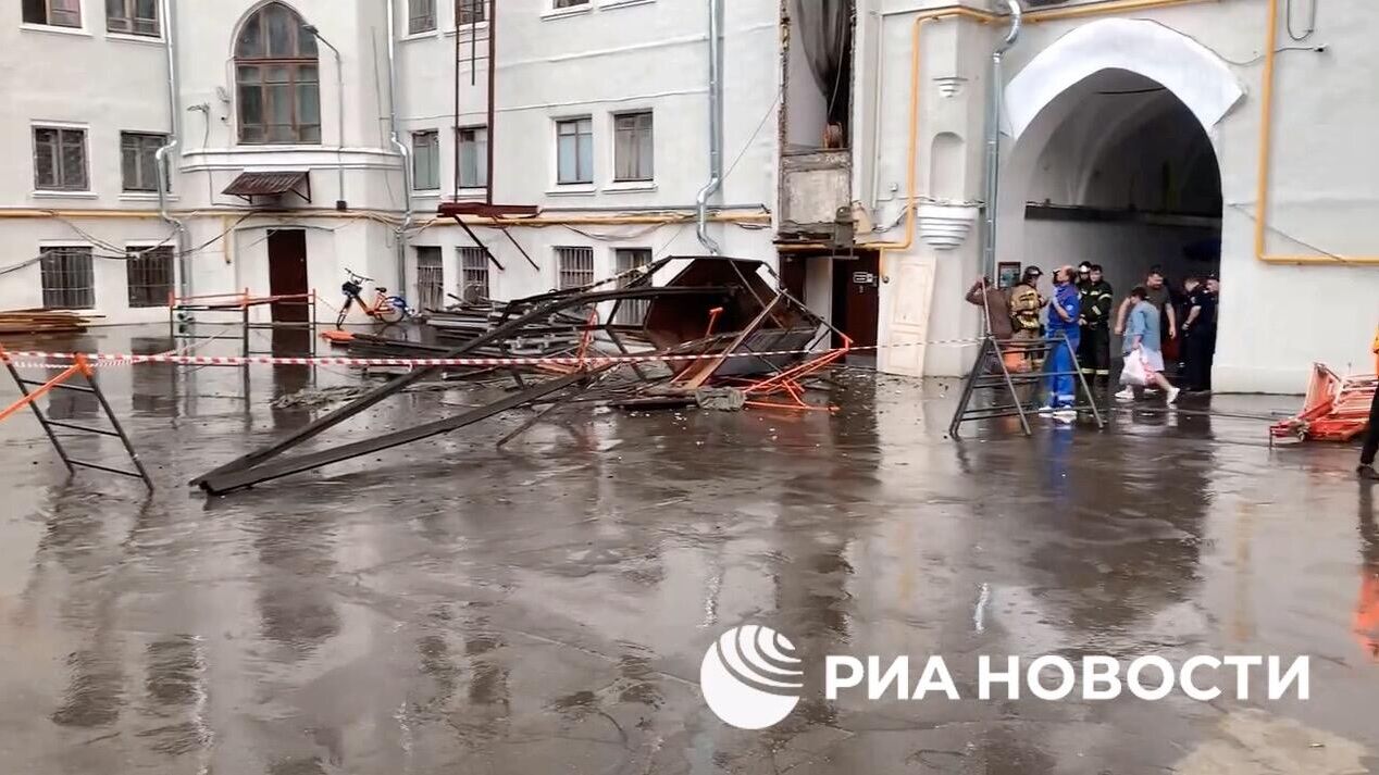 На месте обрушения внешнего лифта в центре Москвы. Кадр видео - РИА Новости, 1920, 04.06.2024