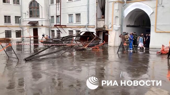 На месте обрушения внешнего лифта в центре Москвы. Кадр видео