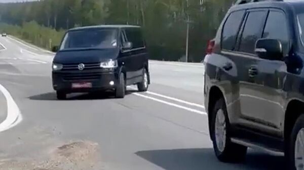 Автомобили кортежа посла Польши Кшиштофа Краевского пересекают двойную сплошную линию на автодороге в Свердловской области