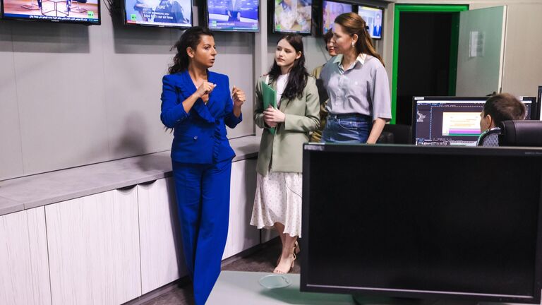 Медведев: команда канала RT доказала, что верность принципам ведет к результатам