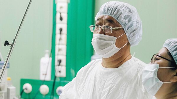 Хирурги Республиканской клинической больницы имени Н. А. Семашко в Бурятии оперируют женщину
